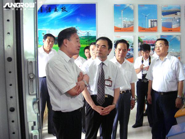 吳邦國委員長仔細(xì)詢問2MW 風(fēng)力發(fā)電機(jī)變流器的功能情況